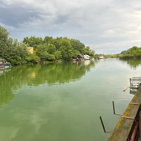 Houseboat - Beacon Of Happiness Pressburg