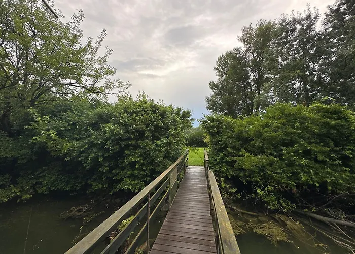 Houseboat - Beacon Of Happiness Bådhotel