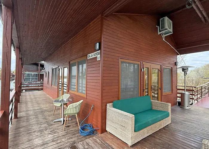 Botel Houseboat - Beacon Of Happiness *