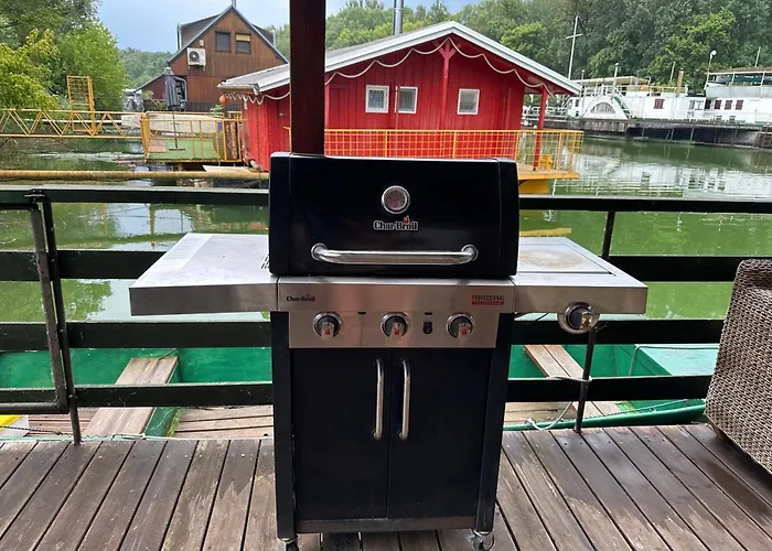 Botel Houseboat - Beacon Of Happiness *