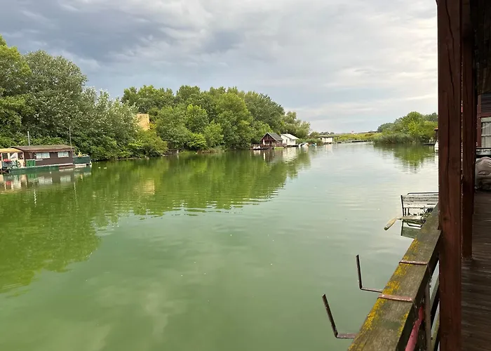 Houseboat - Beacon Of Happiness Братислава